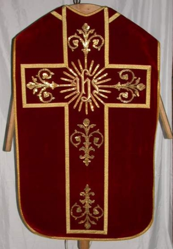 Ornement rouge 1 : chasuble, bourse de corporal, étole, manipule, voile de calice