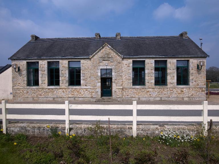 Ancienne école primaire publique, actuellement salle polyvalente, rue Saint-Hernin (Pluherlin)