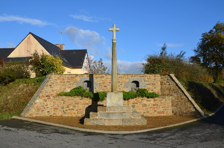 Croix de chemin, au nord du Bourg (Mantallot)