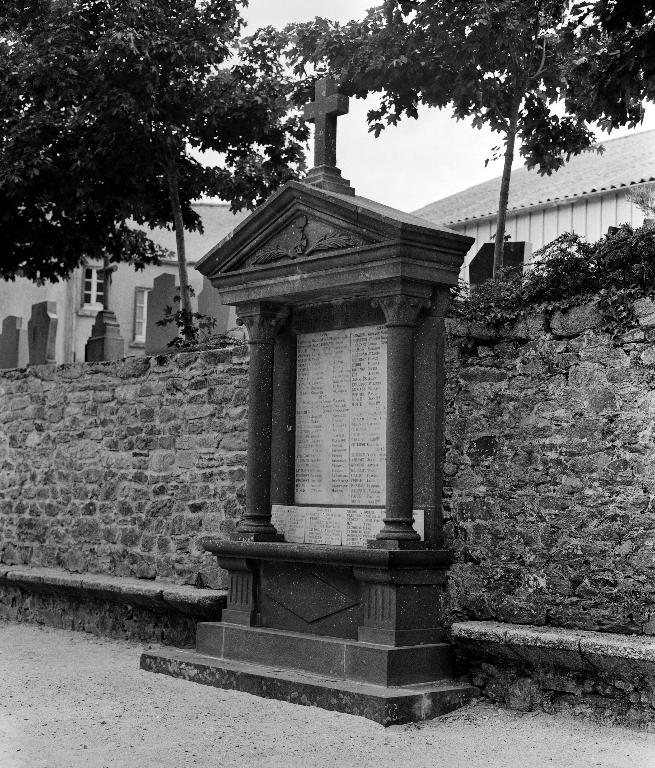 Monument aux morts de la guerre 1914-1918 et de la guerre 1939-1945, cimetière non étudié (Tréflez)