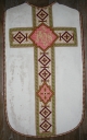 Ornement blanc : chasuble, étole, manipule et voile de calice