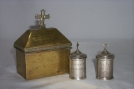 Coffret aux saintes huiles : ampoule à saint chrême, ampoule à huile sainte