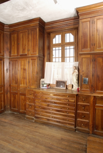 Meubles de sacristie : chasublier et 11 armoires