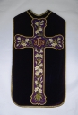 Ornement violet : chasuble, étole, voile de calice, bourse de corporal, manipule