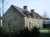 Alignement de maisons, le Rouvre (Saint-Pierre-de-Plesguen fusionnée en Mesnil-Roc'h en 2019)