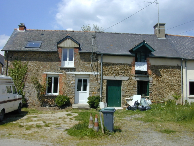 Alignement de trois maisons, 4, 6 et 8 rue des Cours Roulleaux (Feins)