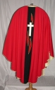 Ornement rouge : chasuble, étole, manipule, voile de calice et bourse de corporal