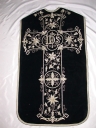 Ornement noir 1 : chasuble, bourse de corporal, étole, manipule, voile de calice