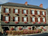 Hôtel, 2 place de Gare (Montfort-sur-Meu)