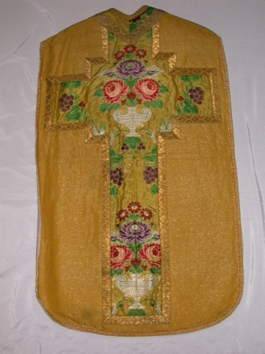 Ornement doré 1 : chasuble, étole, voile de calice, manipule, bourse de corporal
