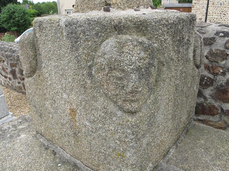 Les croix de la commune de la Selle-en-Luitré