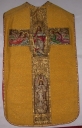 Ornement doré : chasuble, bourse de corporal, étole, manipule, voile de calice