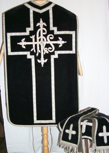 Ornement noir 3 : chasuble, étole, manipule, voile de calice