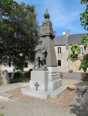 Monument aux morts, place de Desportes (Le Vieux-Marché)