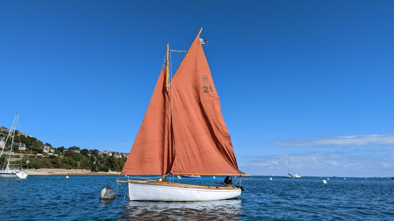 Bateau de plaisance dit Bar avel (Perros-Guirec)