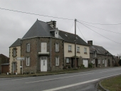Alignement de 3 ou 4 maisons, Terre Rouge (Bonnemain)