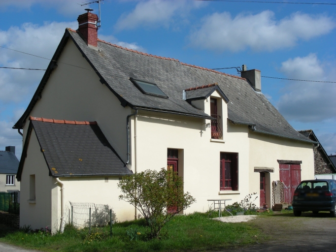 Alignement de deux maisons, le Chatenay (Orgères)