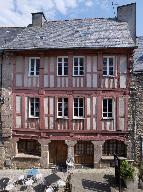 Maison à pan de bois ocre rouge, 15 rue Colvestre (Tréguier)