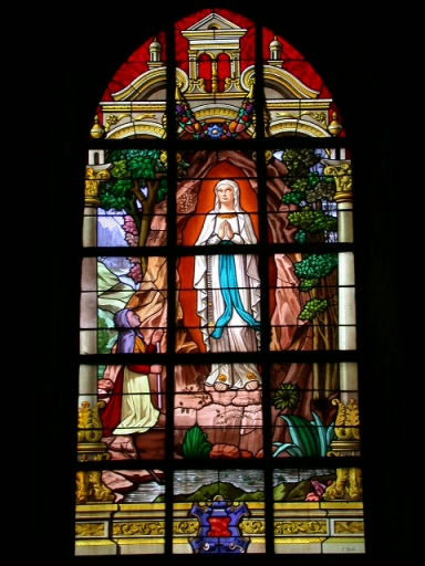 Ensemble de 3 verrières à personnages des baies 8, 10, 00 : Apparition du Sacré Coeur à sainte Marguerite-Marie, Apparition de Notre-Dame de Lourdes à sainte Bernadette (?), Saint Crépin et Saint Crépinien