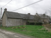 Alignement de 4 maisons, Mont Servin (Bonnemain)