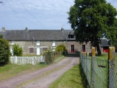 Alignement de trois maisons, Trégu (Plélan-le-Grand)