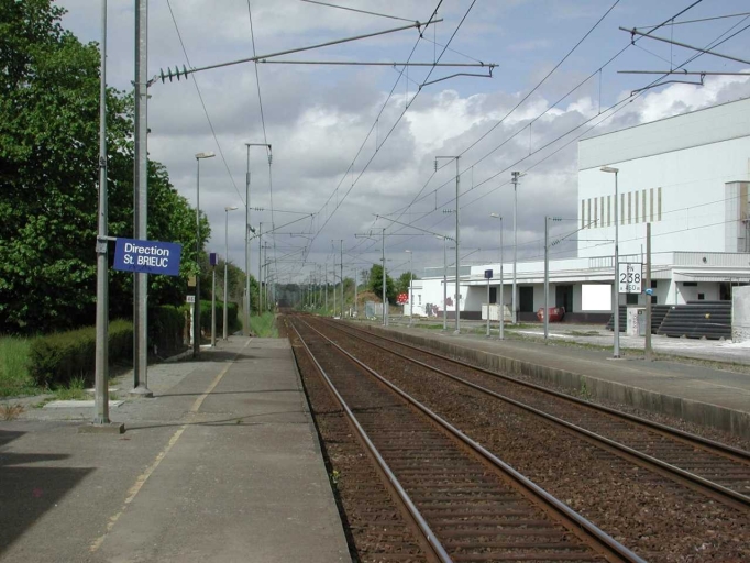Voie ferrée : ancienne ligne de chemin de fer d'intérêt général du réseau de l'Ouest de Paris à Brest, actuellement chemin de fer de l'Etat