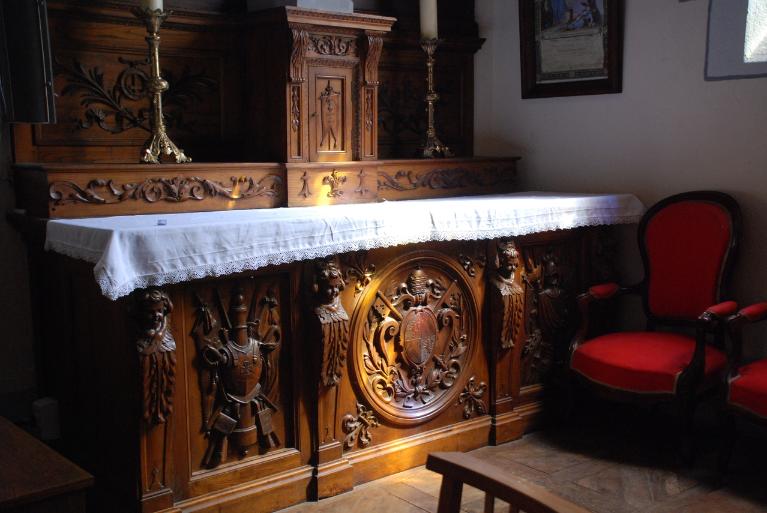 Ensemble de l'autel du Sacré Coeur : autel, tabernacle, gradin d'autel, degré d'autel