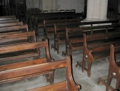 Ensemble de 87 bancs de fidèles