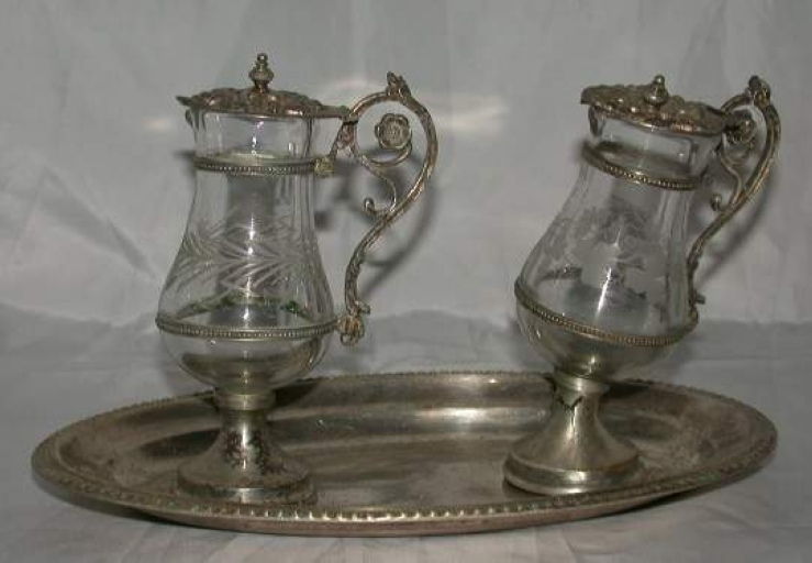 Paire de burettes et leur plateau