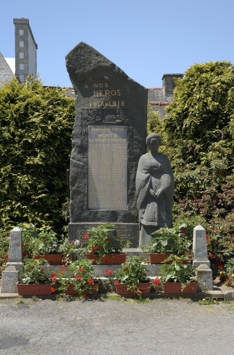 Monument aux morts de la guerre 1914-1918, place de la Mairie (Trévé)