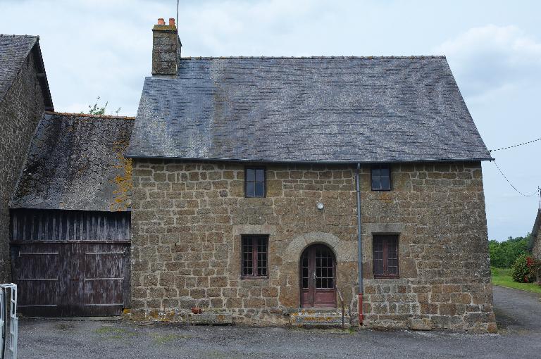 Façade sud de la ferme située au centre du hameau