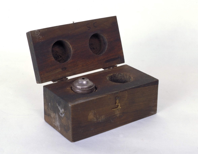 Coffret aux saintes huiles, ampoule aux saintes huiles