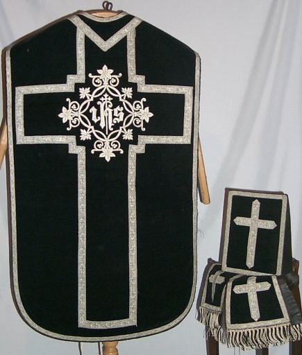 Ornement noir 2 : chasuble, bourse du corporal, étole, manipule