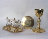 Chapelle : calice, patène, 2 burettes, plateau à burettes