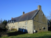 Alignement d'une maison et d'une ferme, Bas Chenillé (Saint-Léger-des-Prés)