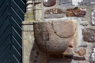 Bénitier d'applique, église Saint-Martin (Saint-Martin-sur-Oust)