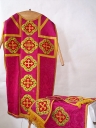 Ornement rouge 1 : chasuble, étole, manipule, voile de calice (Campel fusionnée en Val d'Anast en 2017)