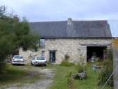 Alignement de cinq logis, le Rocher (Maxent)