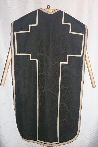 Ornement noir 5 : chasuble (Maure-de-Bretagne fusionnée en Val d'Anast en 2017)