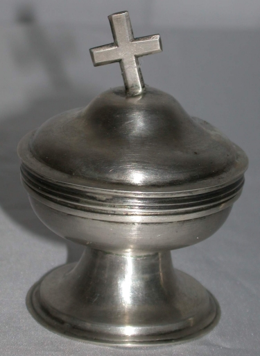 Ciboire des malades utilisé comme ampoule à saint chrême