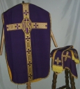 Ornement violet 1 : chasuble, bourse de corporal, étole, manipule, voile de calice