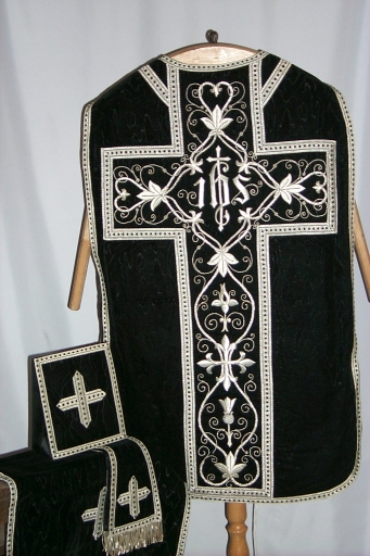 Ornement noir 2 : chasuble, étole, voile de calice, bourse de corporal