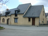 Magasin de commerce et café, actuellement maison, 4 place de l'Eglise (Saint-Aubin-du-Pavail fusionnée en Châteaugiron en 2017)