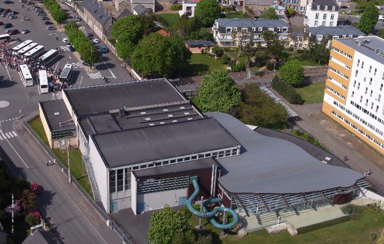 Gymnase et piscine du lycée Auguste Pavie, 13 rue Anatole le Braz (Guingamp)