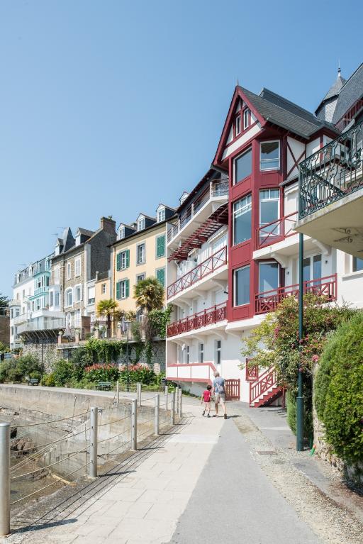 Maison de villégiature balnéaire dite la Maison des Bonshommes, dite château des Vieux Saints Bretons, dite villa Sunnisyde, 63, 65 avenue George V (Dinard)