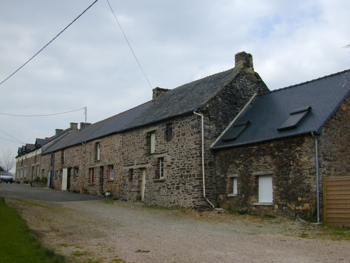 Alignement de maisons, la Ville Roger (Treffendel)
