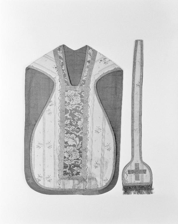 Ornement : chasuble, étole, basilique Notre-Dame-du-Roncier (Josselin)