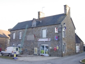 Magasin de commerce, rue des Trois Croix (Cuguen)