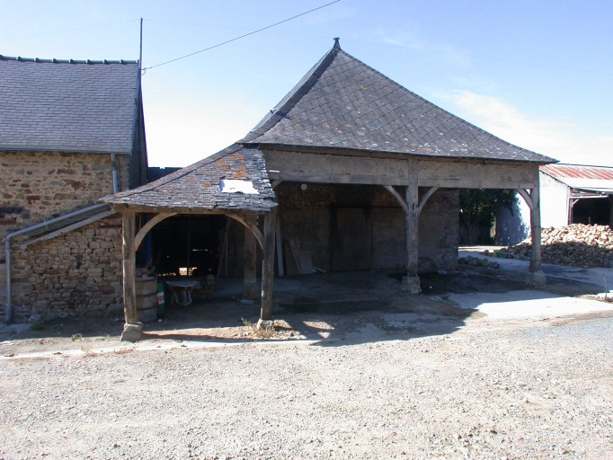 Manoir actuellement ferme, Perouse (Rannée)