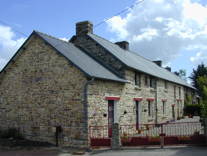 Alignement de quatre maisons, la Chapelle ès Chèvres (Plélan-le-Grand)
